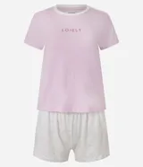Conjunto de pijama de dos piezas en algodón estampado. Incluye una remera de manga corta con cuello redondo y un short con cintura elástica. La remera es de color lila con estampado de la palabra 'Lovely' y el short es blanco con estampado de gatitos.