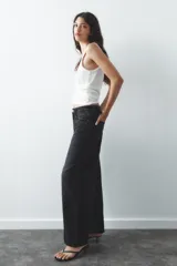 Pantalón de jean celeste de corte amplio, tiro medio, con cinco bolsillos y detalle de costuras torcidas.