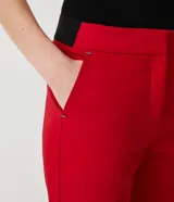 Pantalón de vestir color verde claro, de corte recto, con bolsillos laterales y traseros.