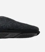 Pantuflas tipo chanclas de poliéster color negro, con plantilla y forro de poliéster y suela de goma termoplástica.