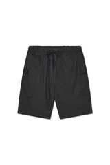 Short negro de tela tipo paracaídas, con cintura elástica ajustable con cordón y bolsillos laterales.