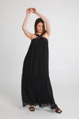 Vestido largo negro de seda y viscosa con escote halter y falda con volados.
