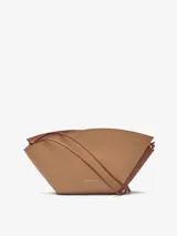 Bolso de hombro color tostado, con forma trapezoidal y asa fina extraíble.