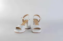 Sandalias de cuero color peltre con plataforma y pulsera al tobillo. Taco cuadrado de 9 cm de altura.