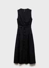 Vestido midi negro sin mangas, confeccionado en lino. Presenta escote en V, cierre frontal con botones y cinturón de lazo. La falda es acampanada con un volante en el ruedo.