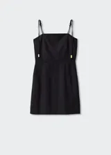 Vestido corto de lino color fucsia, con tirantes finos y escote recto.