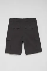 Bermuda cargo gris con bolsillos laterales y traseros.