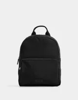 Mochila negra de tela deportiva con bolsillo frontal con cierre, correas regulables, manija superior, cierre superior y tag de goma.