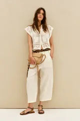 Pantalón babucha color marrón de lino, con cintura elastizada, bolsillos laterales y largo al tobillo.