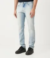 Pantalón de jean celeste de corte slim fit.