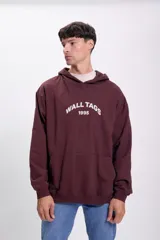 Canguro deportivo marrón con capucha, bolsillo tipo canguro y estampado frontal con la inscripción "WALL TAGS 1995" en blanco.