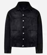 Campera de jean negra desteñida, corte boxy, con cuello solapa, manga larga con puños abotonados, cierre frontal con botones, bolsillos grandes y recortes.