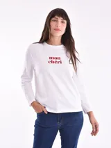 Remera blanca de manga larga con estampa rectangular dorada con diseño animal print y texto 'Fearless, fierce & fabulous'.