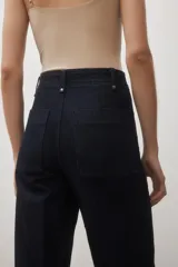 Pantalón de jean azul oscuro, de tiro alto y corte wide leg.