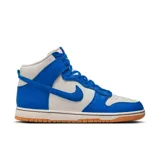 Zapatillas Nike Dunk Hi Retro SE de caña alta, color blanco y azul, con suela de goma color caramelo.