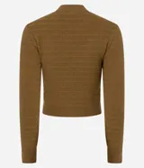 Suéter de manga larga color blanco hueso, confeccionado en punto texturizado con cuello redondo y puños y bajo acanalados. Contiene viscosa certificada en su composición.