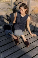 Mocasines de cuero marrón con diseño de cocodrilo, suela plana y detalle de antifaz en el empeine.