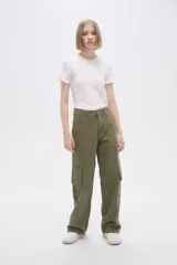 Pantalón cargo color marrón claro, de corte recto y tiro alto. Cuenta con bolsillos laterales con cierre y bolsillos delanteros y traseros.
