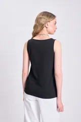 Musculosa básica negra sin mangas.