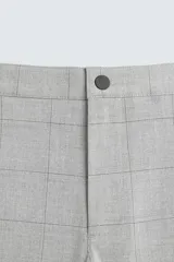 Pantalón largo de vestir gris claro con estampado de cuadros, corte slim fit y cintura elástica. Confeccionado en tejido con alta elasticidad, bolsillos frontales y cierre frontal con cremallera y botón.
