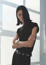 Jersey negro de punto fino con cuello perkins y mangas cortas. Diseño entallado.