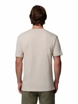 Remera de hombre color beige, de manga corta y cuello redondo, con logo de Columbia en el pecho.