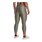 Calza capri Under Armour HeatGear color gris, de tiro alto y calce ajustado. Cuenta con bolsillo lateral y logo estampado en la pierna.