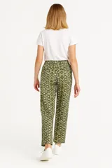 Pantalón babucha marrón con estampado floral en tonos beige, con cintura elástica ajustable con cordón.