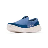 Zapato tipo slip-on para hombre de estilo náutico, marca Columbia modelo Boatside PFG. Presenta un diseño en color azul confeccionado en lona y gamuza, con una suela blanca moteada que incorpora tecnología Omni-GRIP™ LT para tracción y ligereza.