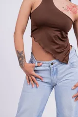 Top color borgoña con escote halter asimétrico y tiras finas que se atan al cuello.