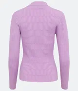 Blusa de punto color lila con cuello alto y manga larga, de diseño entallado con textura de punto diferenciado.