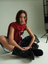 Botas cortas de cuero marrón con textura, hebillas ajustables, apliques circulares y punta cuadrada.