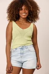 Short de jean celeste con licra, tiro alto y ruedo desflecado.