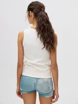 Musculosa crop de algodón, color azul grisáceo, con tejido acanalado (rib) y cuello redondo. Presenta un pequeño logo bordado en el centro del pecho.