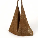 Bolso tipo tote bag color marrón con textura metalizada y doble asa de hombro.