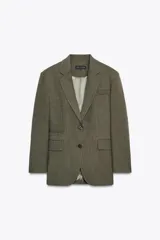 Blazer marrón de Zara Woman Collection, con cuello solapa y manga larga. Tiene bolsillos de vivo en el delantero y cierre frontal cruzado con botón.