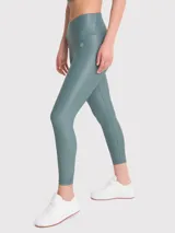 Calza deportiva negra con tela brillante, tiro alto y cintura en forma de "V" con silicona interior.
