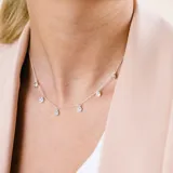 Gargantilla de plata 925 con cadena fina y múltiples circonias redondas engarzadas que cuelgan a lo largo de la pieza.