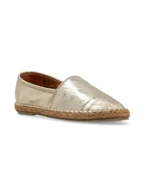 Alpargatas doradas de cuero con suela de yute.