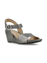 Sandalia de cuero color beige, con taco corrido de altura intermedia, suela antideslizante y hebilla metálica dorada.