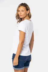 Remera blanca de algodón y poliéster con cuello redondo y mangas cortas. Estampado floral en el frente con tonos rosados, rojos y verdes.