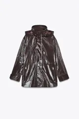 Parka marrón brillante con cuello alto y capucha oculta con cremallera metálica. Manga larga ajustable con cinta y botones a presión. Bolsillos delanteros con cremallera metálica. Cintura ajustable. Cierre frontal con cremallera y botones a presión.