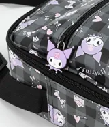 Lunchera con separadores y cierre por cremallera, bolsillo delantero con silk, correa de mano y asa larga ajustable, estampada con Kuromi sobre un fondo a cuadros. Fabricada en poliuretano.