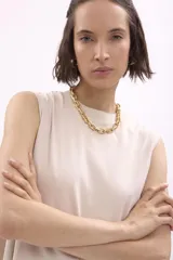 Musculosa negra de algodón con corte holgado.