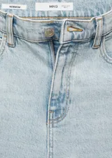 Pantalón de jean celeste claro, de corte recto, tiro alto y largo al tobillo.