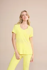 Remera amarilla de corte clásico con escote en V y aberturas laterales.