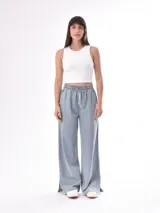 Pantalón celeste de tiro alto, corte palazzo y cintura elastizada con cordón ajustable.