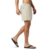 Short de baño negro Columbia Backcast III con tecnología Omni-Shade™ UPF 50, de secado rápido, con cintura elástica ajustable con cordón, bolsillos laterales de malla, bolsillo trasero con cremallera y forro interior de malla.