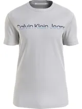 Remera gris de corte slim fit con cuello redondo y logo "Calvin Klein Jeans" estampado en el pecho.