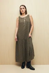 Vestido largo sin mangas con estampado animal print, escote redondo y corte con volado en el ruedo. Su silueta amplia y fluida ofrece movimiento y frescura, mientras que el tejido de viscosa aporta una textura suave y liviana.